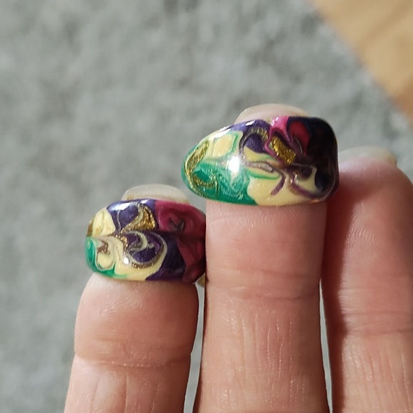 VINTAGE MULTICOLORED SWIRLED ENAMEL GOLD-TONE HALF HOOP LEVERBACK 1" EARRINGS - Picture 2 of 9